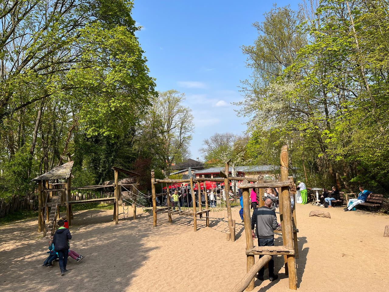 Bild vergrößern: Spielmglichkeiten am Dschungelcaf